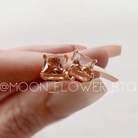 18k Rose Gold Square Stud Earrings - Picture 2 of 7
